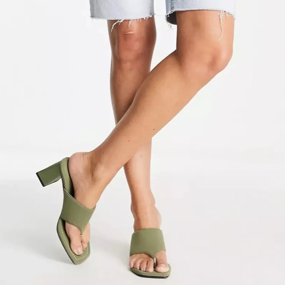 Bershka heeled toe post sandal in khaki - Picture 1 of 9